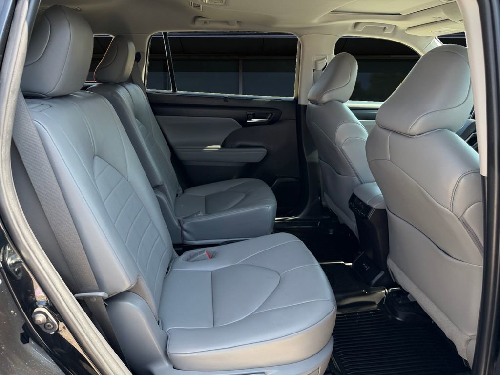 Used 2023 Toyota Highlander XLE AWD/4WD image 18