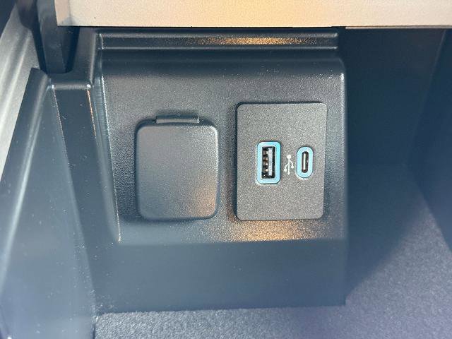 Certified 2023 Ford Explorer XLT w/ Equipment Group 202A AWD/4WD image 18