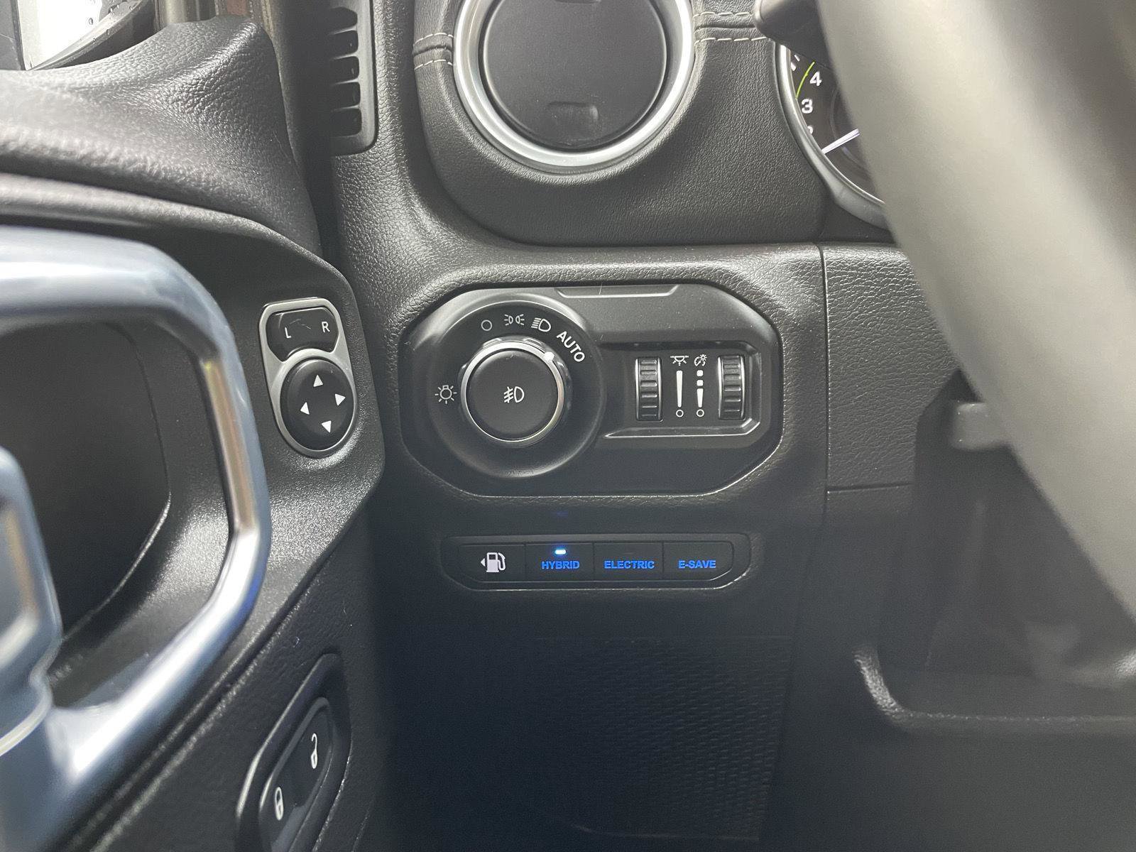 Used 2022 Jeep Wrangler Unlimited Sahara w/ Cold Weather Group AWD/4WD image 16