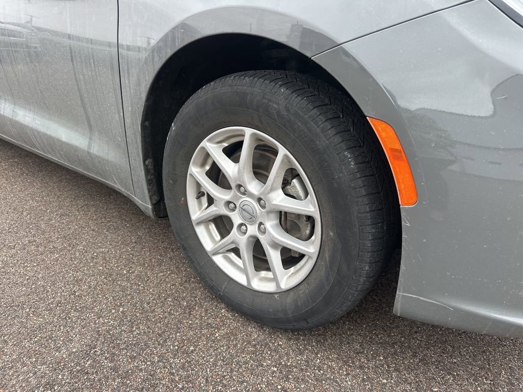 Used 2023 Chrysler Pacifica Touring-L image 3