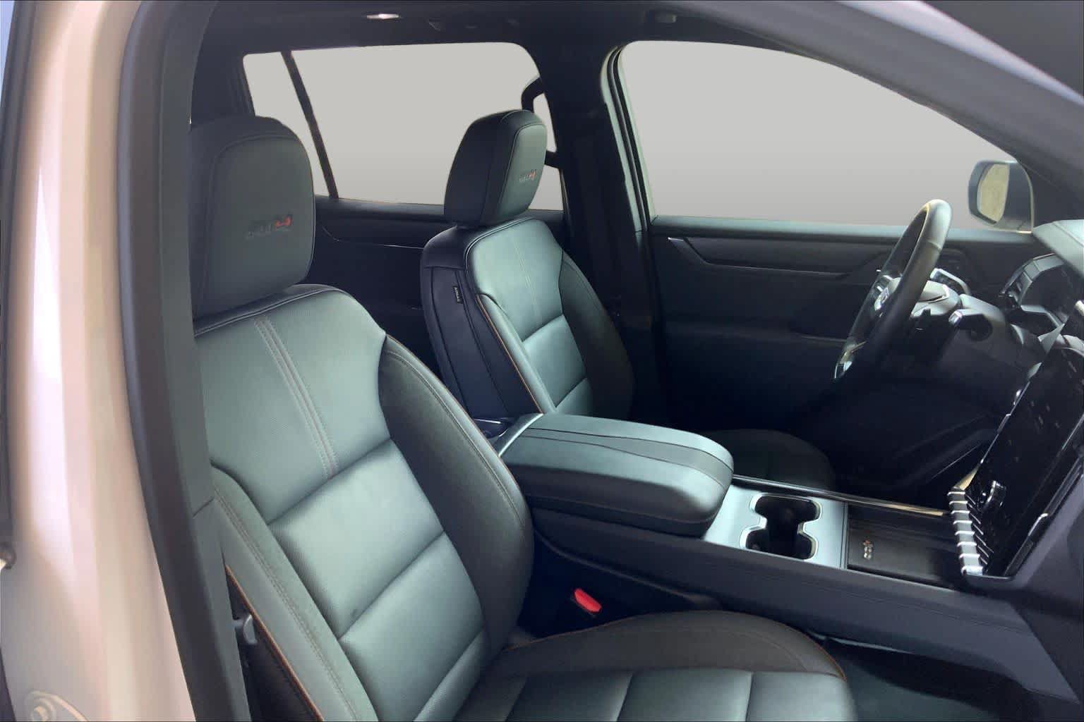 Used 2025 GMC Acadia AT4 w/ Luxury Package AWD/4WD image 9