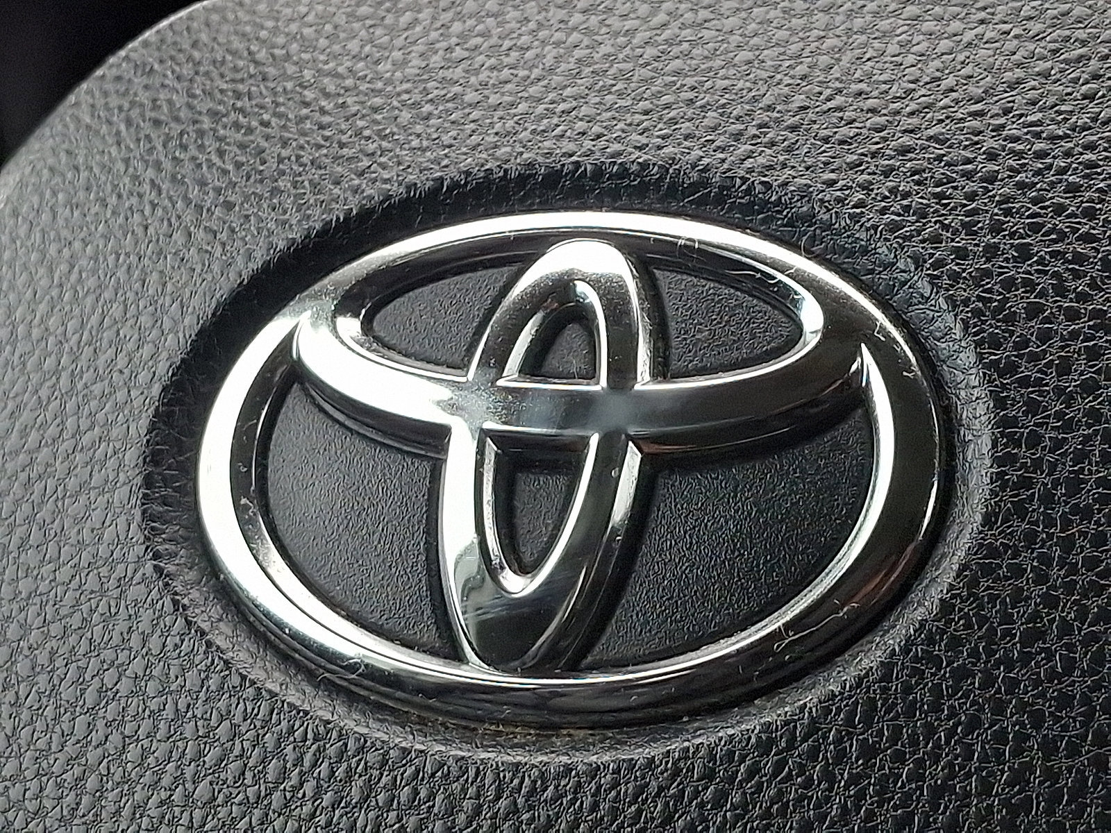 Used 2020 Toyota RAV4 LE w/ Carpet Mat Package image 31
