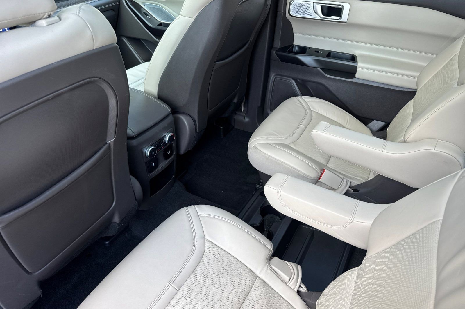 Certified 2020 Ford Explorer Platinum w/ Premium Technology Package AWD/4WD image 13
