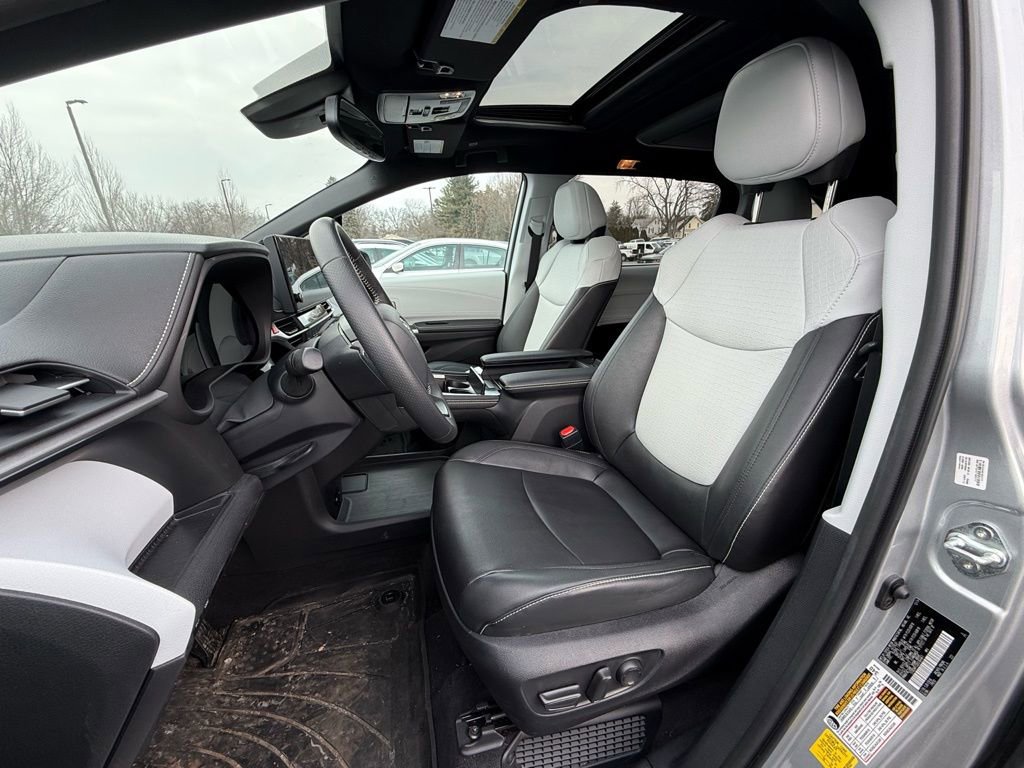 Used 2025 Toyota Sienna XSE w/ XSE Plus Package image 6