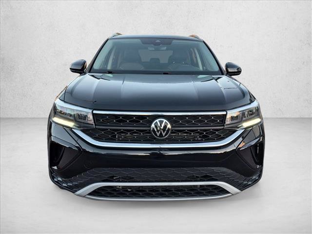 Used 2023 Volkswagen Taos SE w/ Black Wheel Package FWD image 2