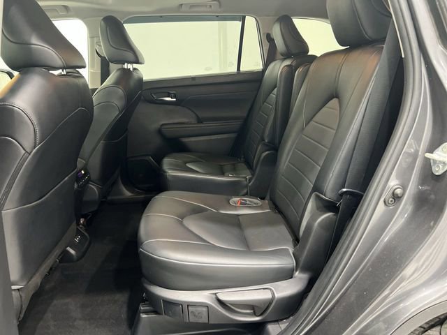 Used 2022 Toyota Highlander XLE FWD image 23