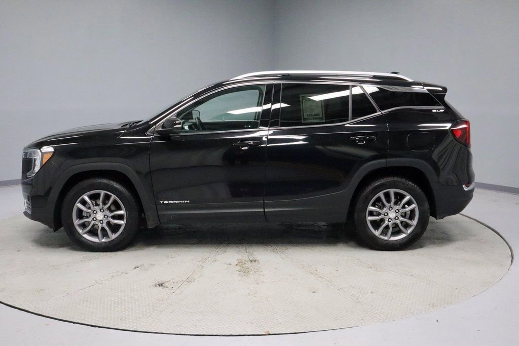 Used 2024 GMC Terrain SLT image 2