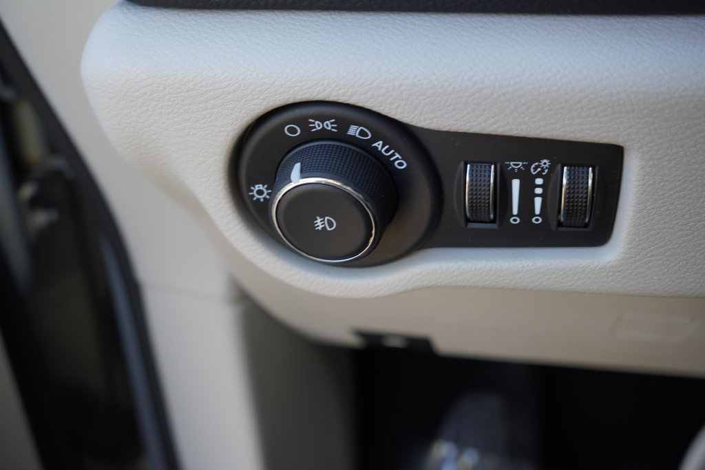 Used 2024 Chrysler Pacifica Limited FWD image 28