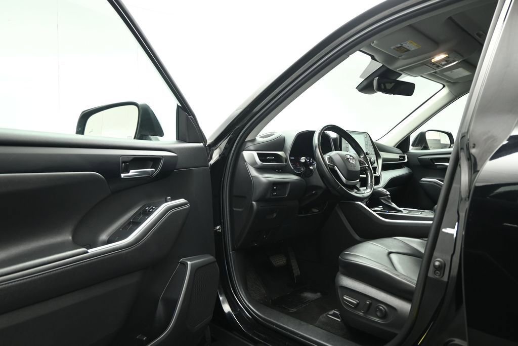 Used 2022 Toyota Highlander XLE FWD image 10