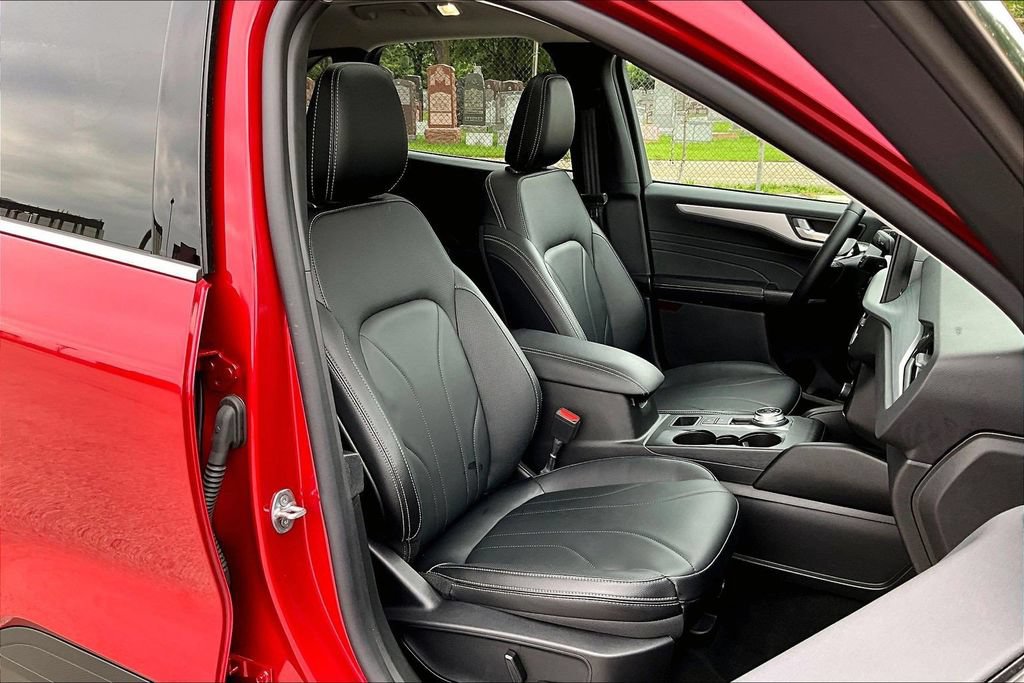 Certified 2025 Ford Escape SE w/ PHEV Premium Package FWD image 7