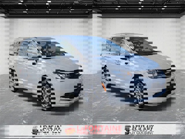 Used 2022 Chrysler Voyager LX image 7