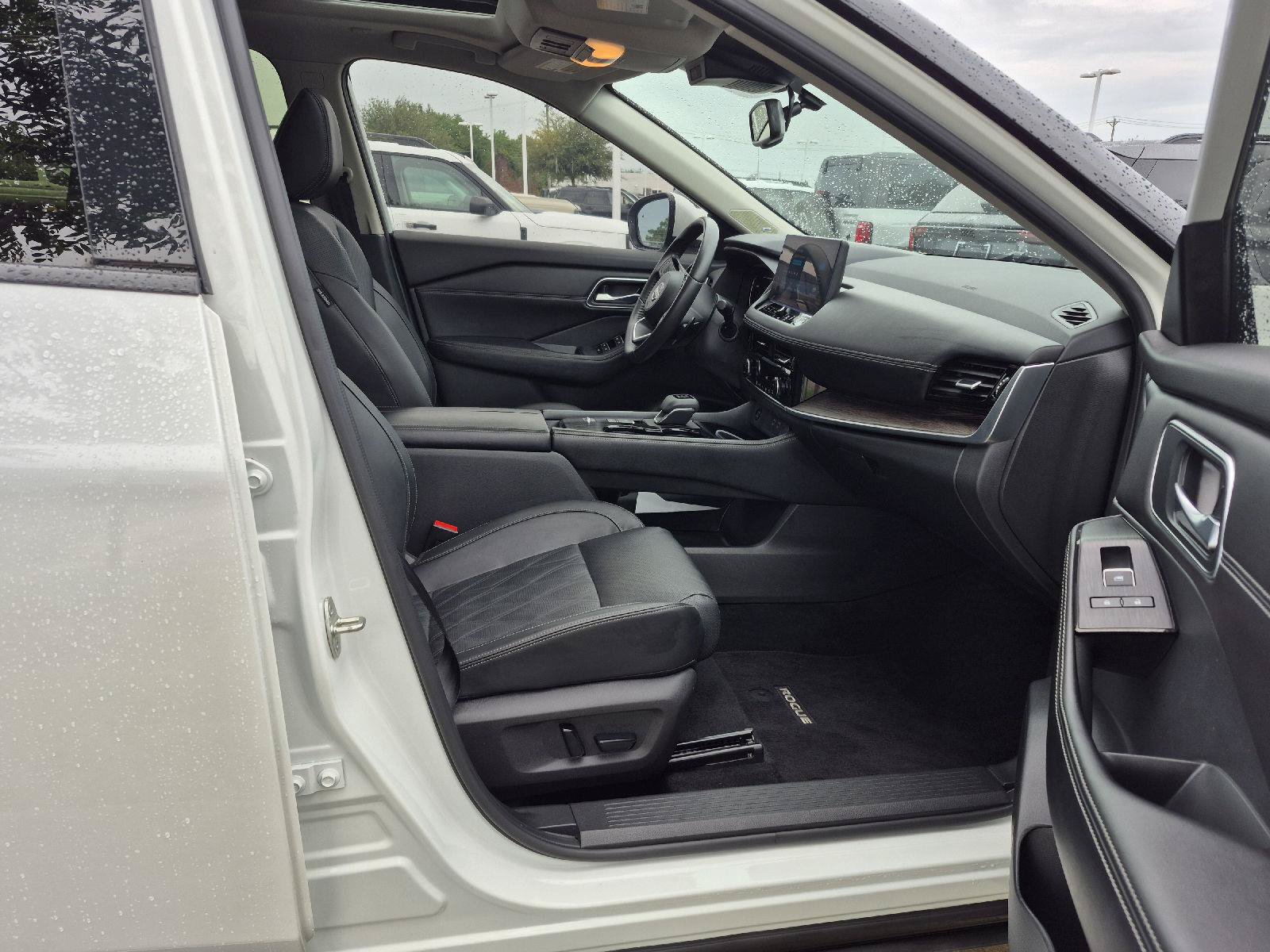 Used 2024 Nissan Rogue Platinum FWD image 9