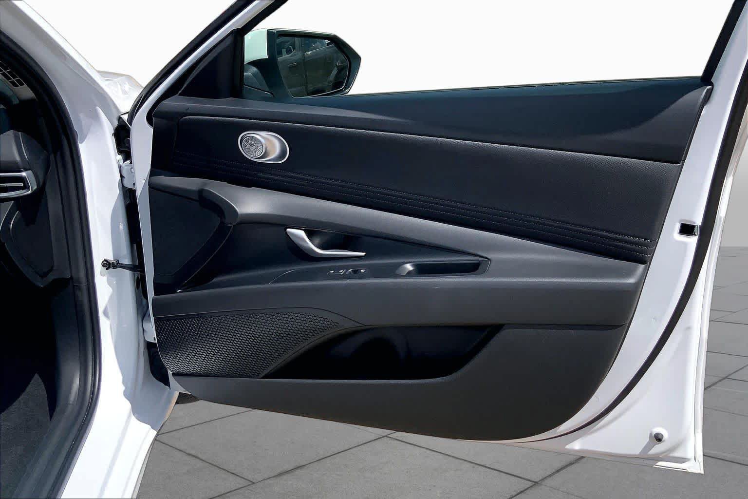 Used 2025 Hyundai Elantra SEL FWD image 23