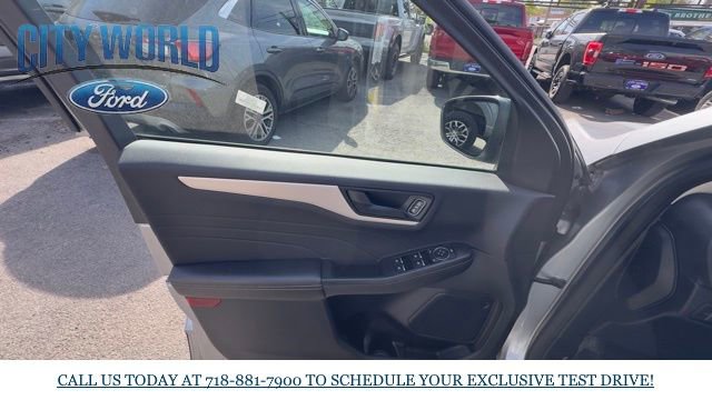 Certified 2022 Ford Escape SE w/ SE Sport Appearance Package AWD/4WD image 6