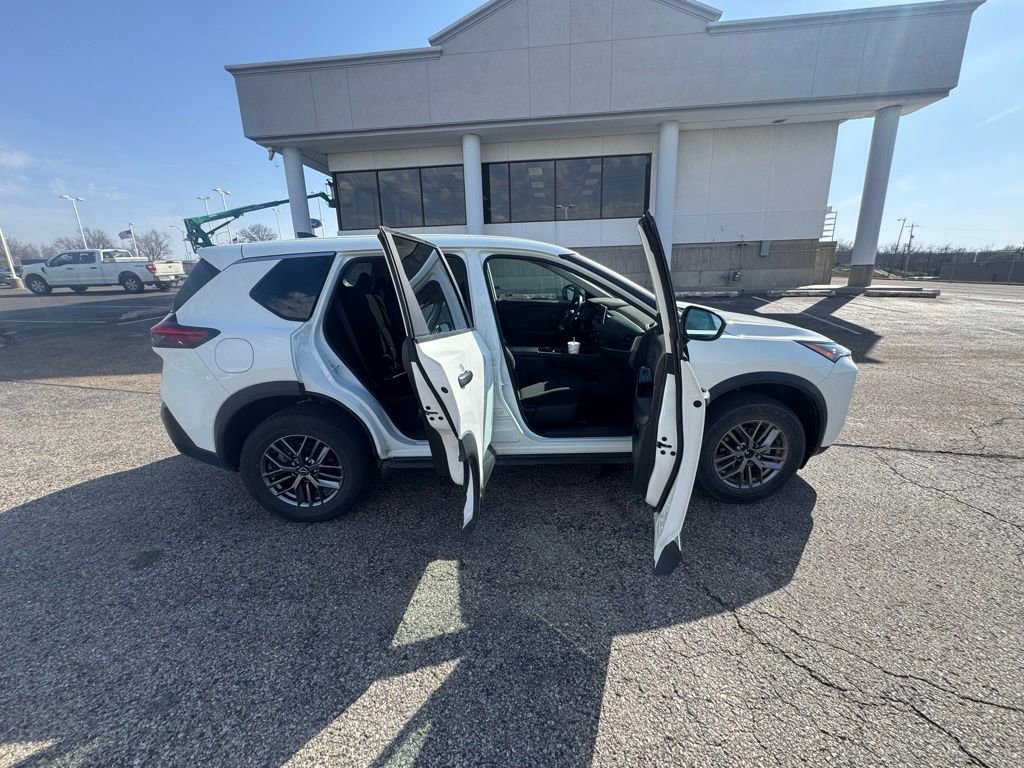 Used 2023 Nissan Rogue S image 8
