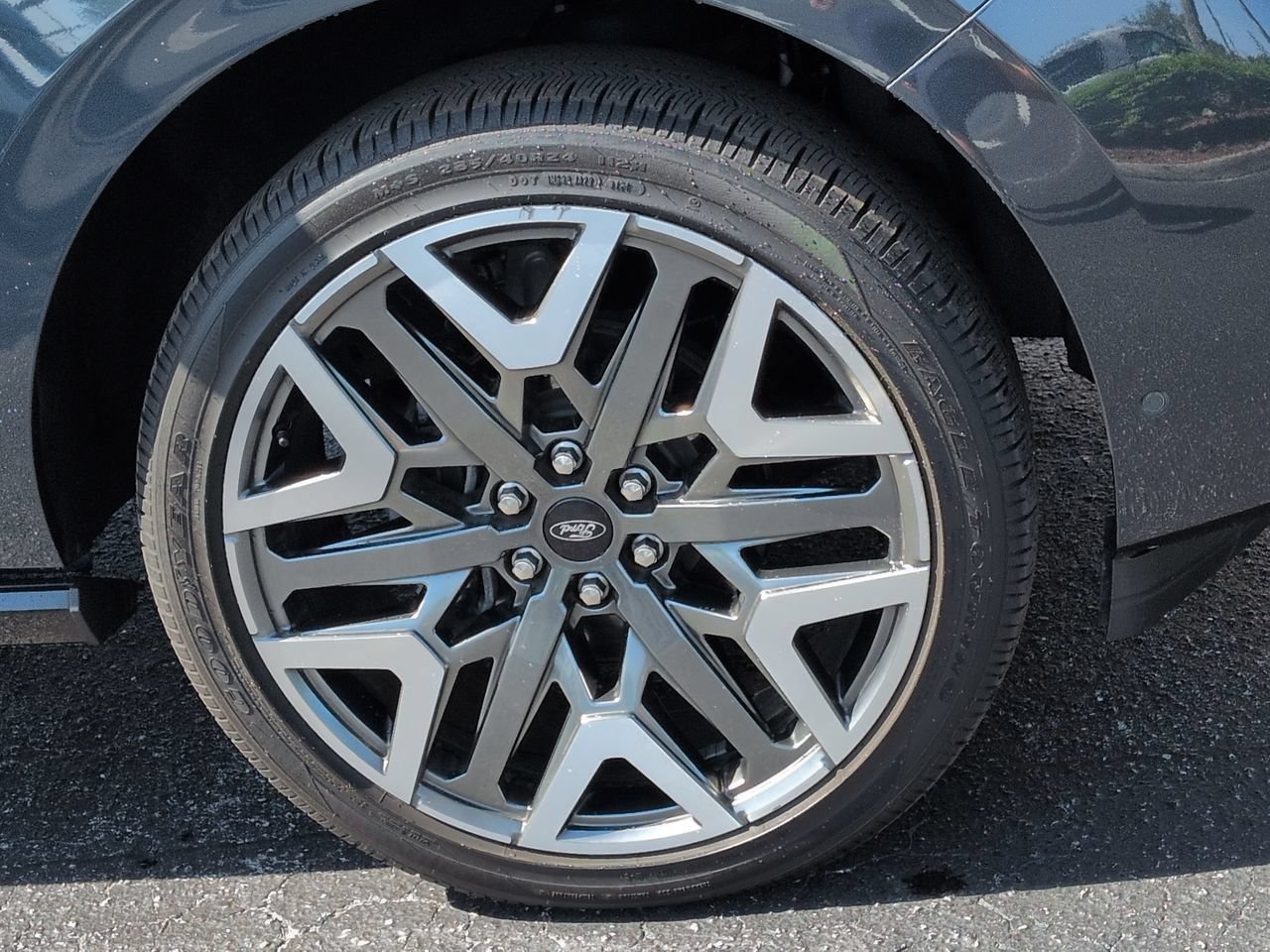 Certified 2025 Ford Expedition Max Platinum w/ Platinum Ultimate Package AWD/4WD image 11