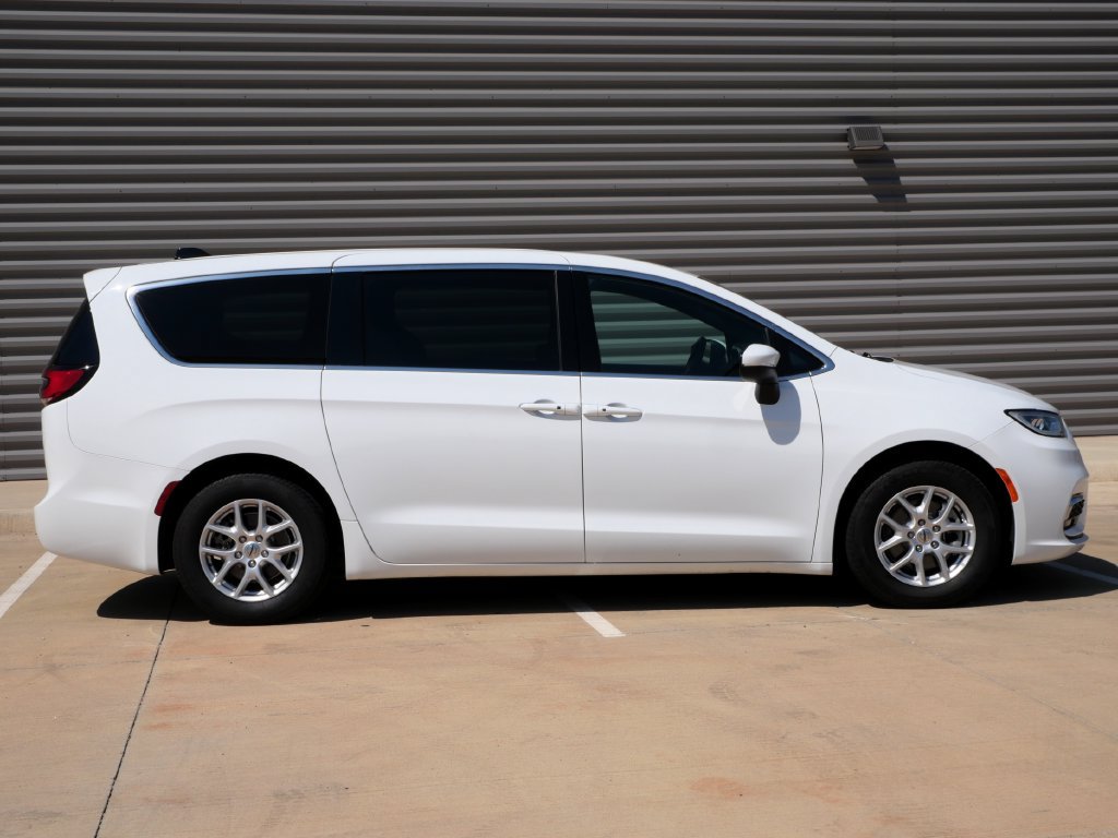 Used 2023 Chrysler Pacifica Touring FWD image 2