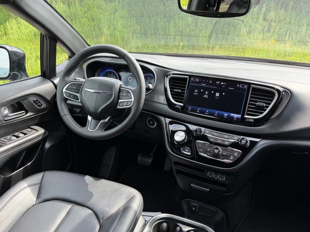 Used 2025 Chrysler Pacifica Select FWD image 7