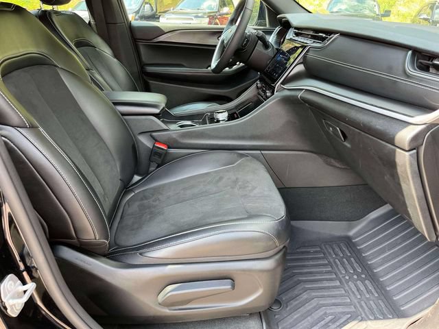 Used 2025 Jeep Grand Cherokee Altitude AWD/4WD image 25