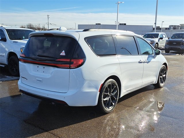 Used 2021 Chrysler Pacifica Touring-L w/ Uconnect Theater Family Group image 5
