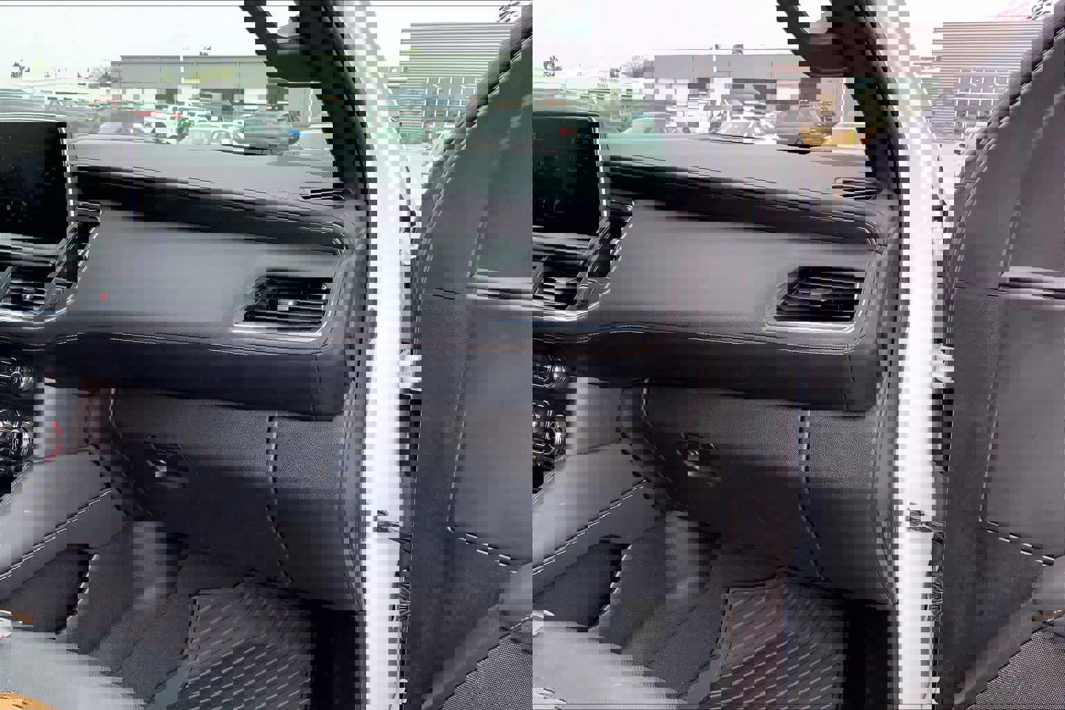 Used 2024 GMC Yukon AT4 w/ Technology Package image 18