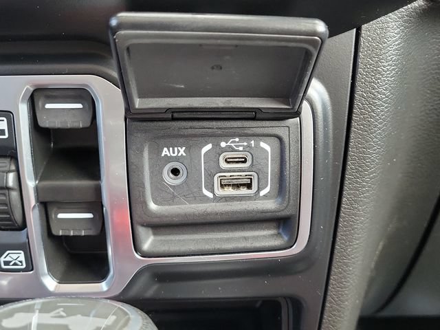 Used 2022 Jeep Wrangler Unlimited Sahara AWD/4WD image 32