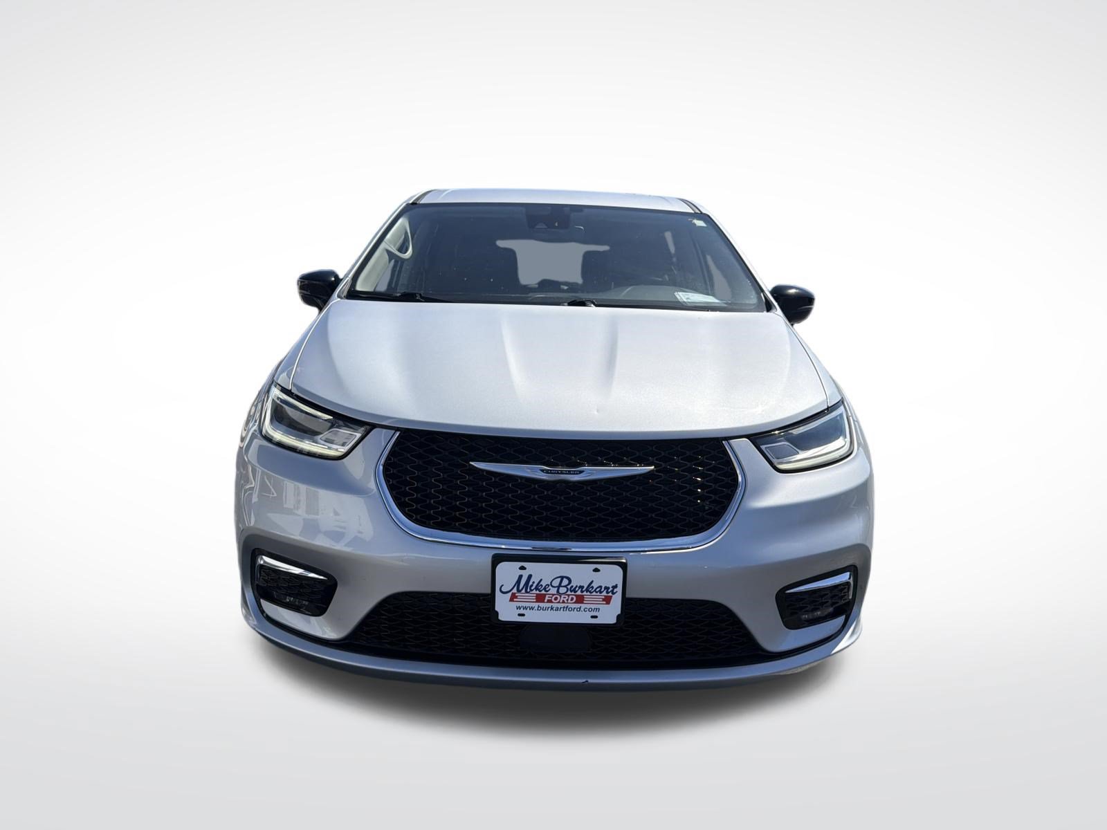 Used 2024 Chrysler Pacifica Touring-L FWD image 3