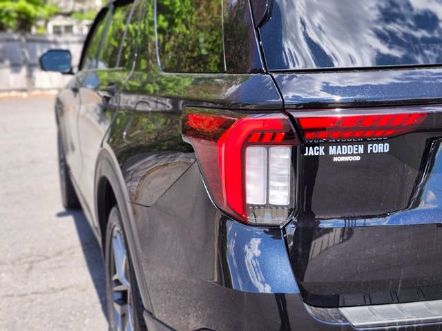 Certified 2025 Ford Explorer ST AWD/4WD image 9
