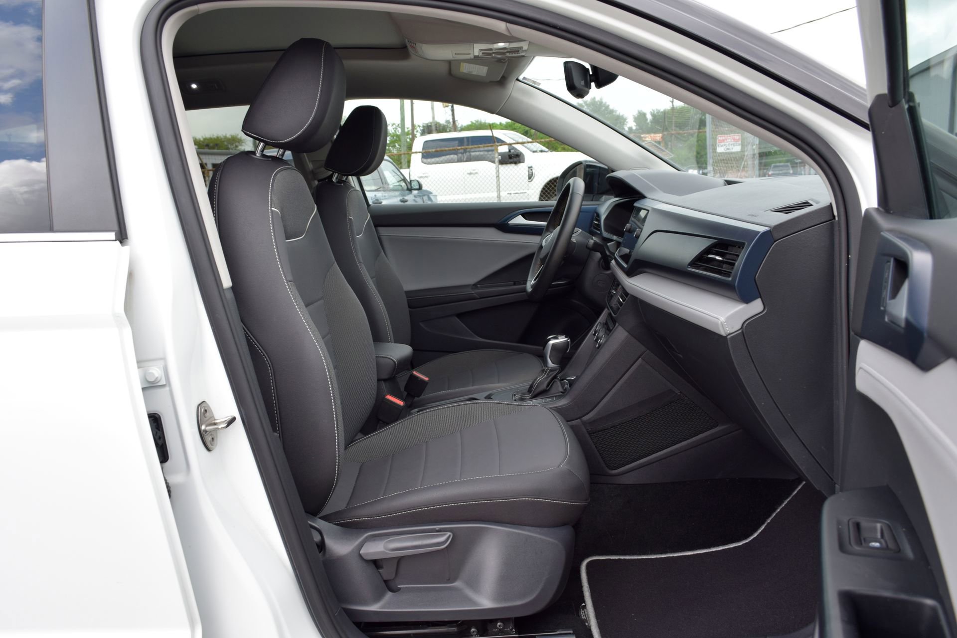 Used 2024 Volkswagen Taos SE w/ Panoramic Sunroof Package FWD image 23