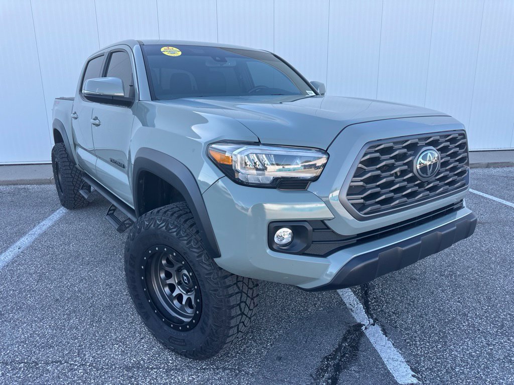Used 2022 Toyota Tacoma TRD Off-Road w/ TRD Premium Off Road Package AWD/4WD image 10