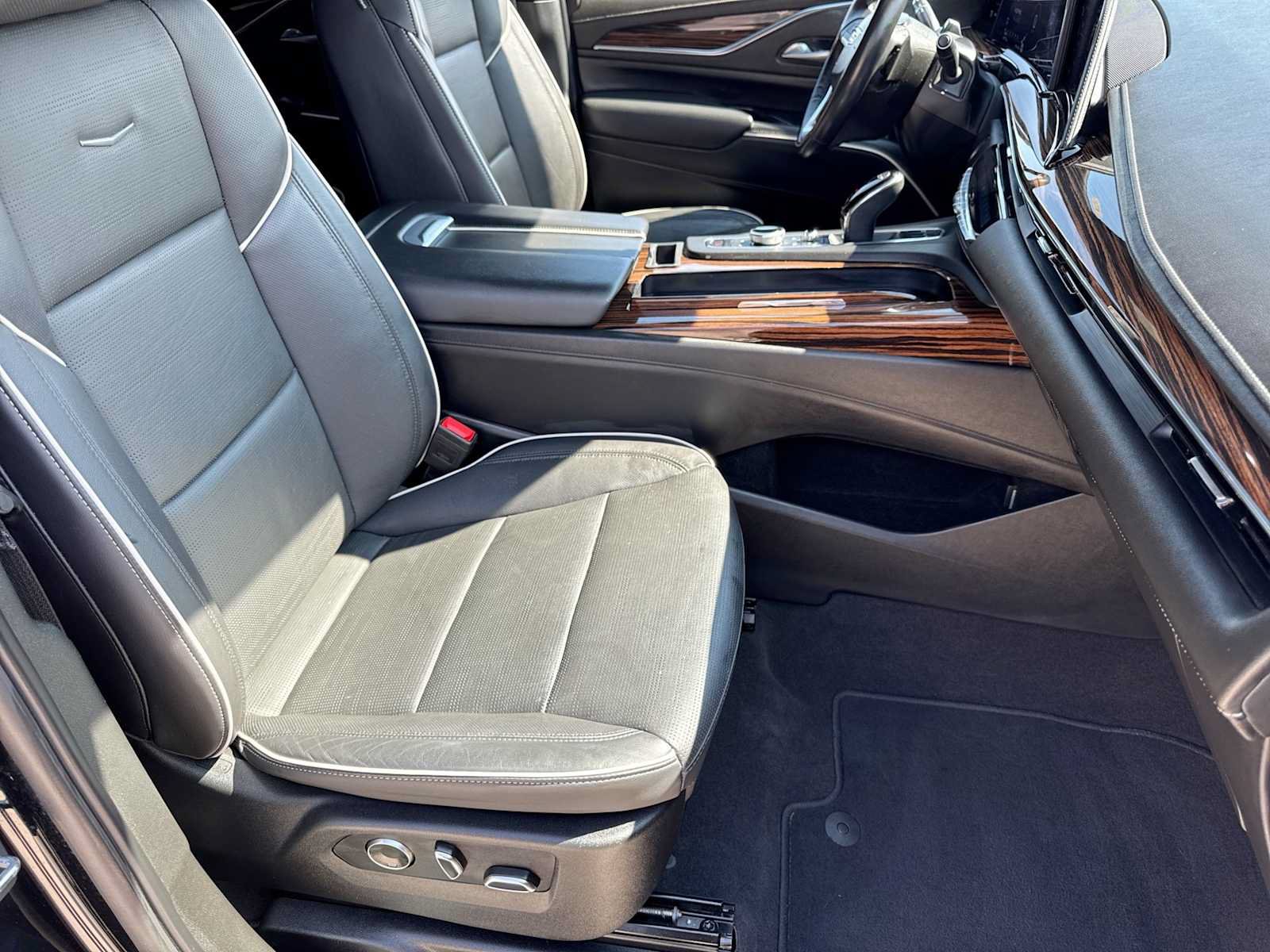 Used 2023 Cadillac Escalade ESV Premium Luxury AWD/4WD image 16
