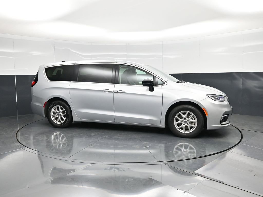 Used 2024 Chrysler Pacifica Touring-L image 3