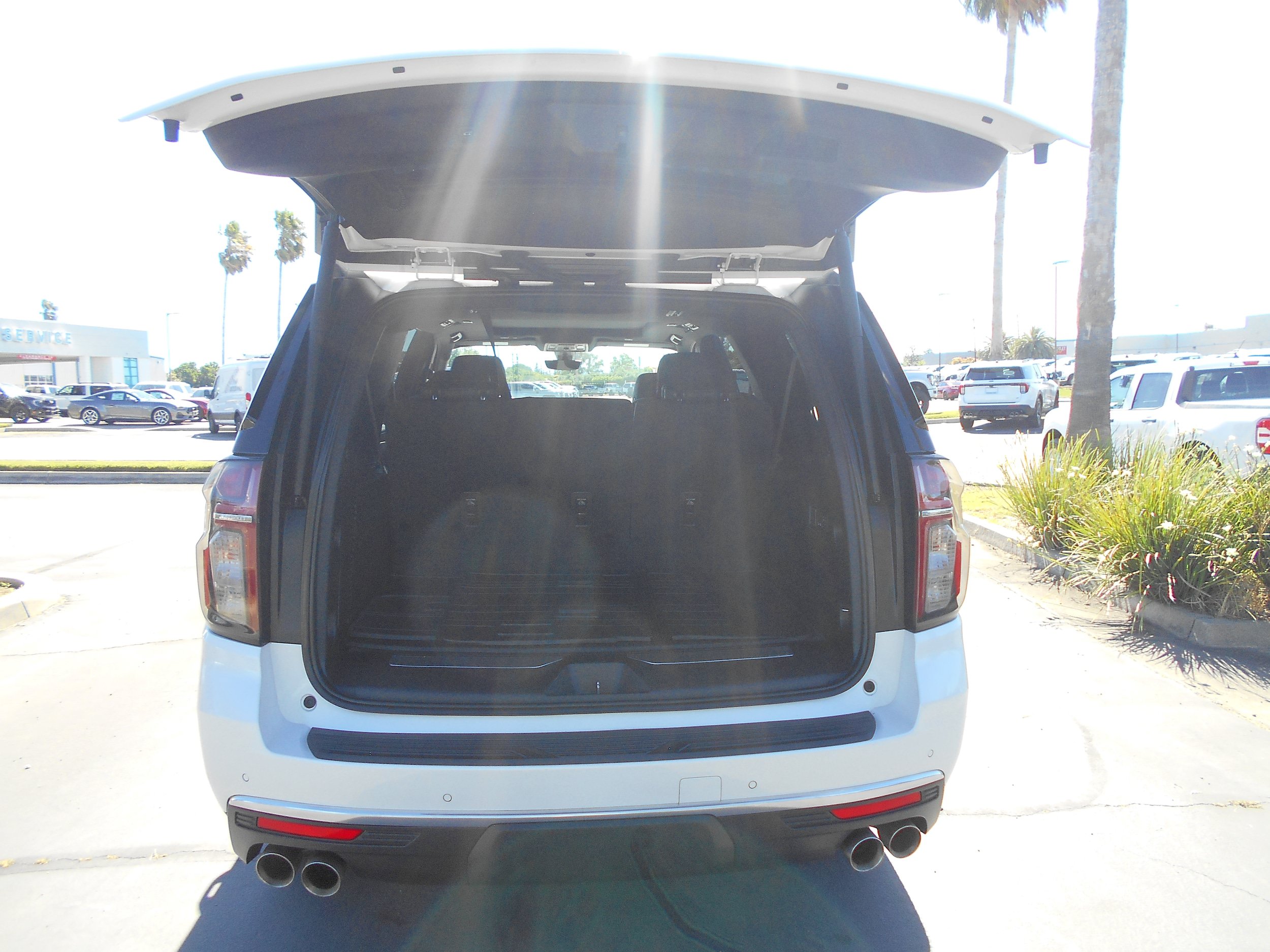 Used 2021 Chevrolet Suburban High Country w/ Premium Package AWD/4WD image 5