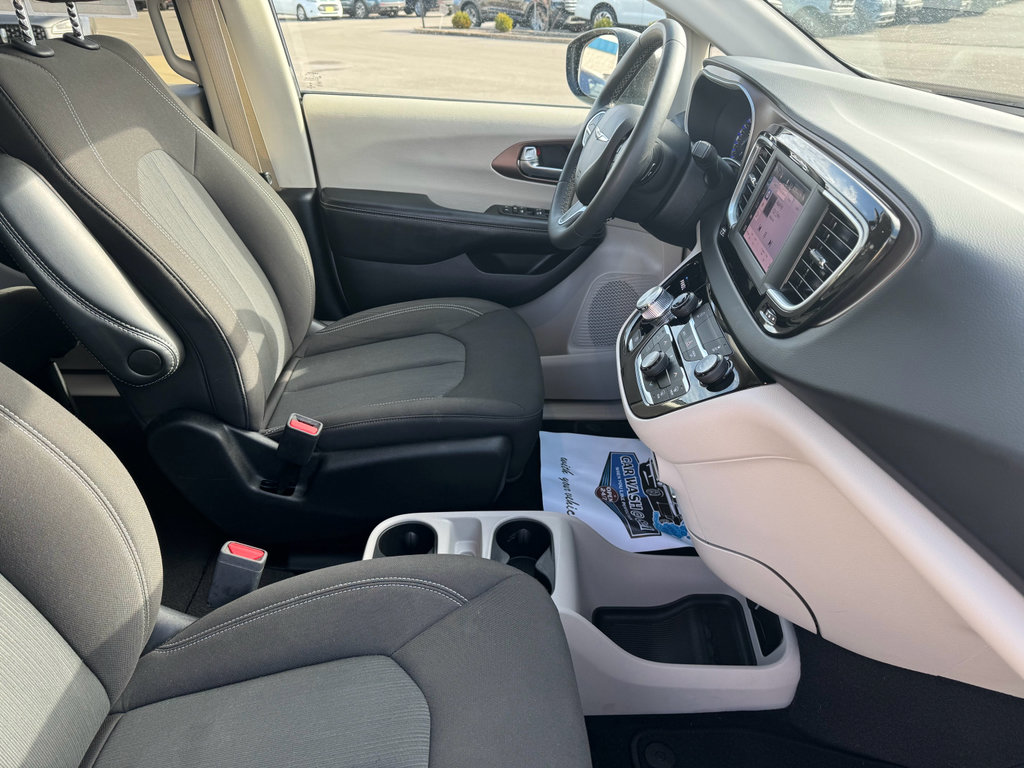 Used 2022 Chrysler Voyager LX FWD image 15