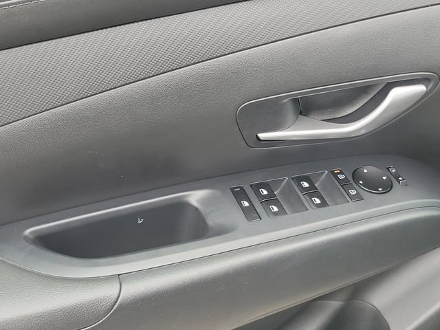 Used 2025 Hyundai Tucson SE FWD image 16