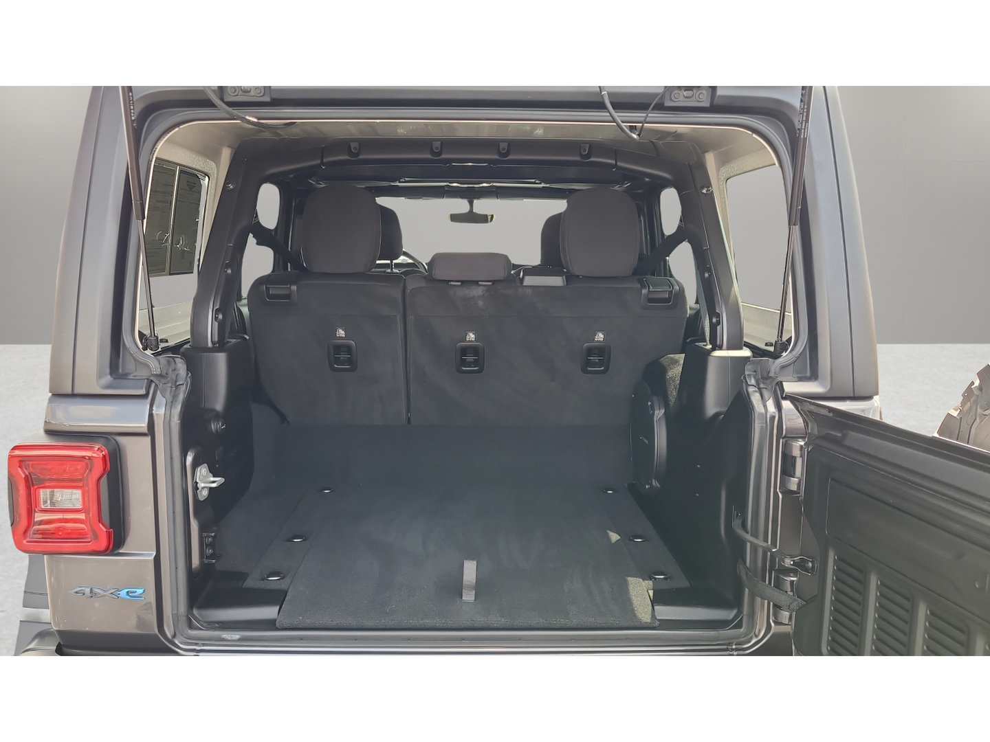 Used 2022 Jeep Wrangler Unlimited Rubicon 4xe AWD/4WD image 28