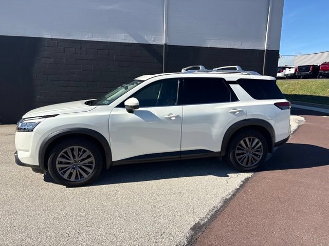 Used 2024 Nissan Pathfinder SL w/ SL Premium Package AWD/4WD image 3