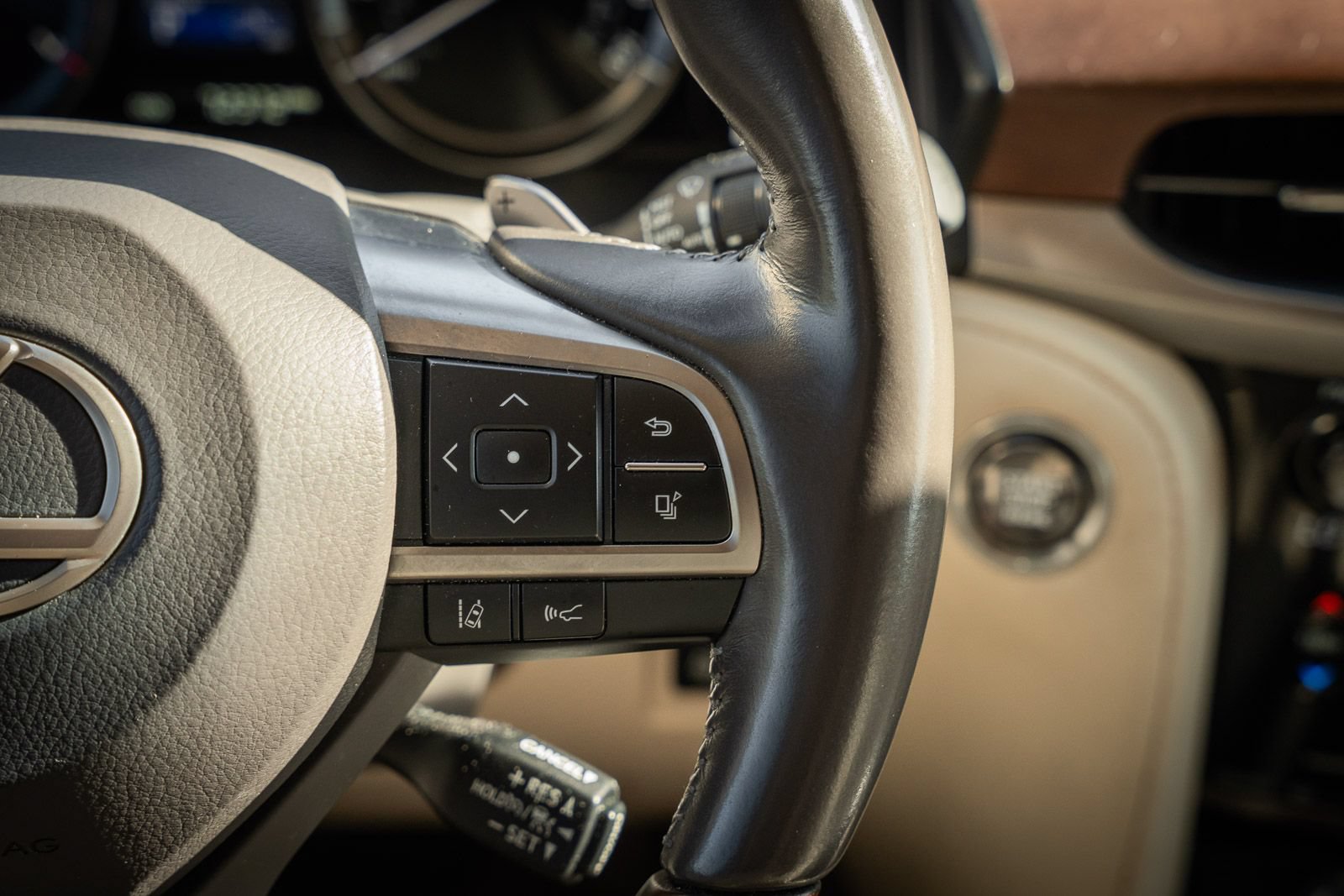 Used 2020 Lexus LX 570 4WD w/ Luxury Package image 39