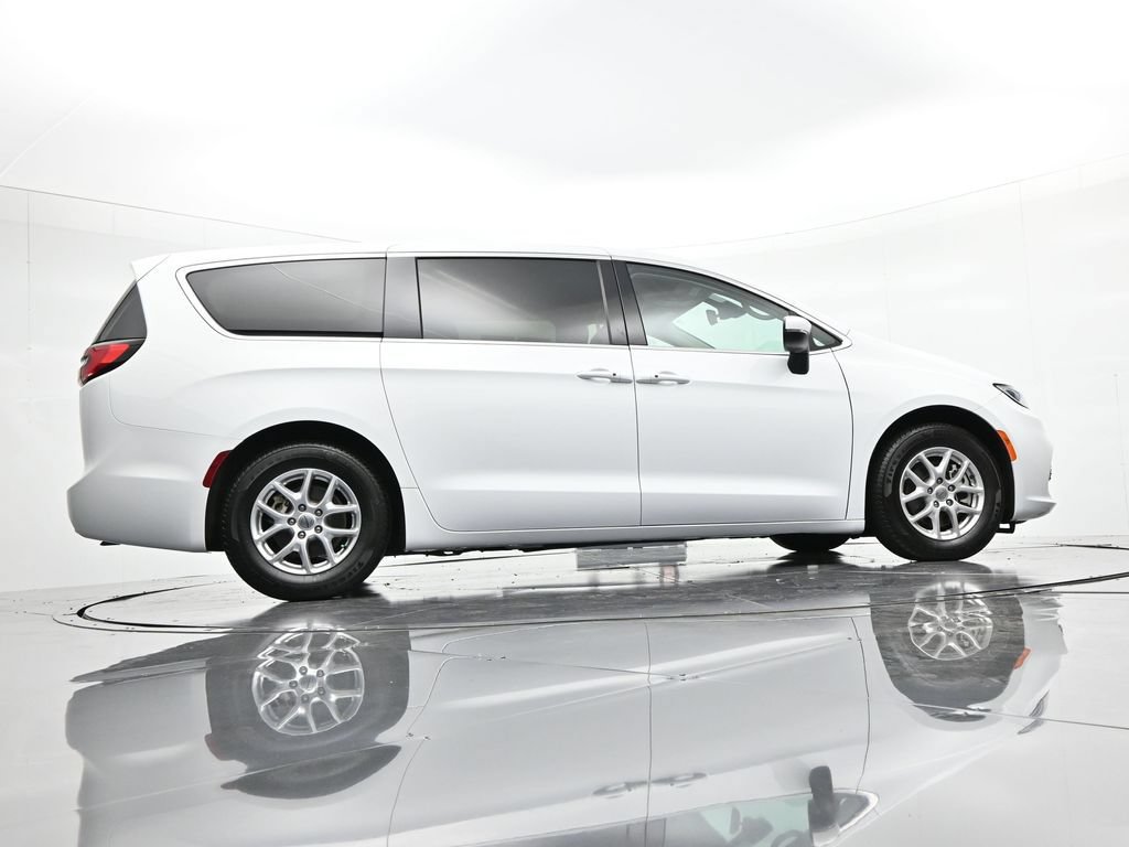 Used 2023 Chrysler Pacifica Touring-L FWD image 36