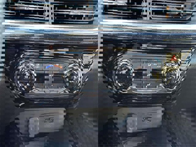 Used 2025 Chevrolet Trax RS w/ Sunroof Package image 11