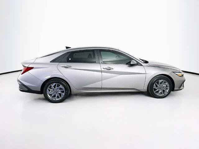 Used 2024 Hyundai Elantra Blue FWD image 25