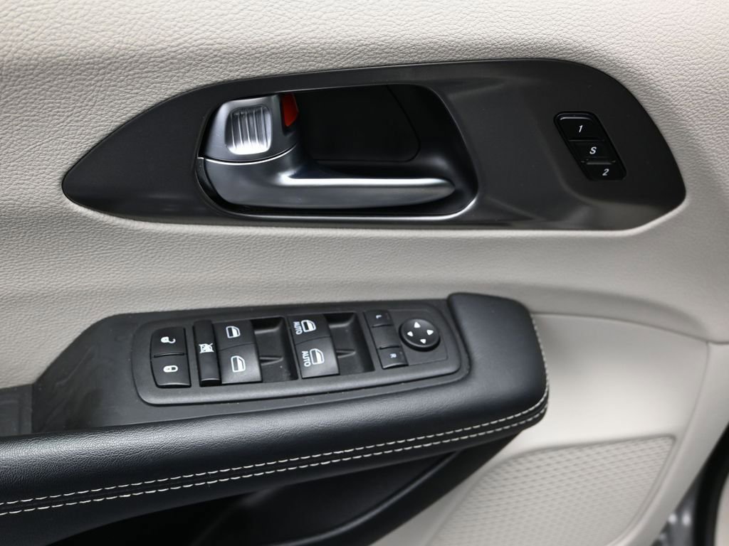 Used 2023 Chrysler Pacifica Touring-L image 14