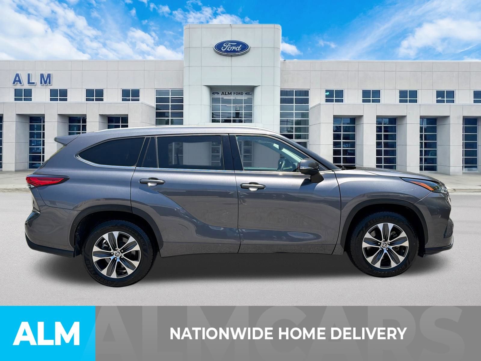 Used 2022 Toyota Highlander XLE FWD image 4