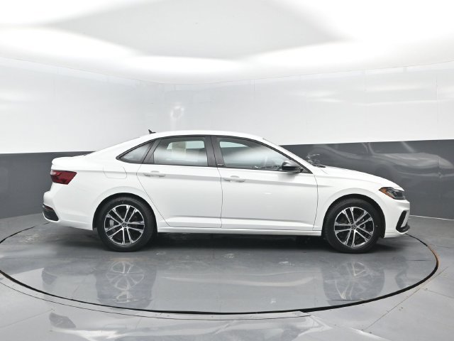Used 2025 Volkswagen Jetta Sport FWD image 3