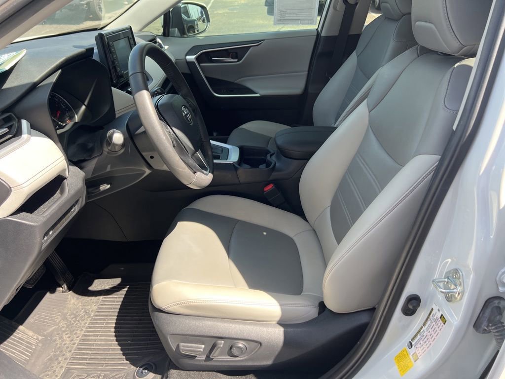 Used 2021 Toyota RAV4 XLE Premium image 24