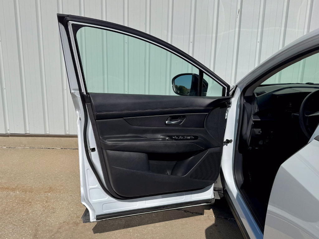 Used 2025 Nissan Murano SV AWD/4WD image 14