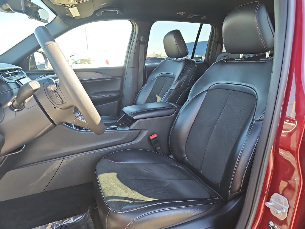 Used 2025 Jeep Grand Cherokee Altitude AWD/4WD image 15
