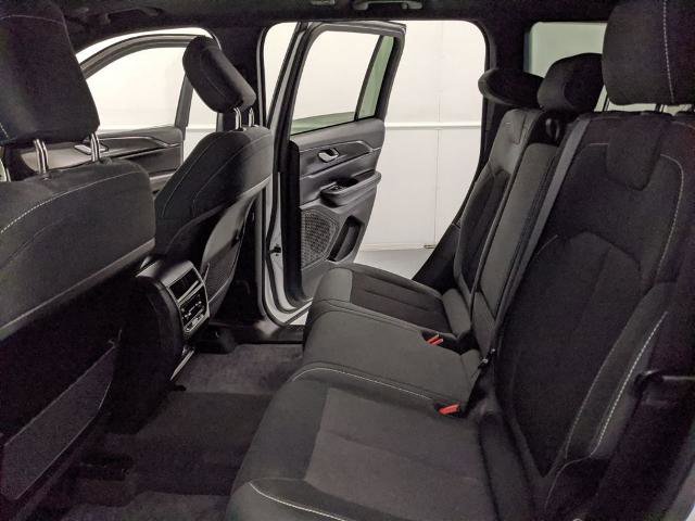 Used 2025 Jeep Grand Cherokee Laredo X image 18