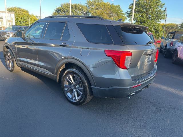 Certified 2022 Ford Explorer XLT w/ Equipment Group 202A image 3