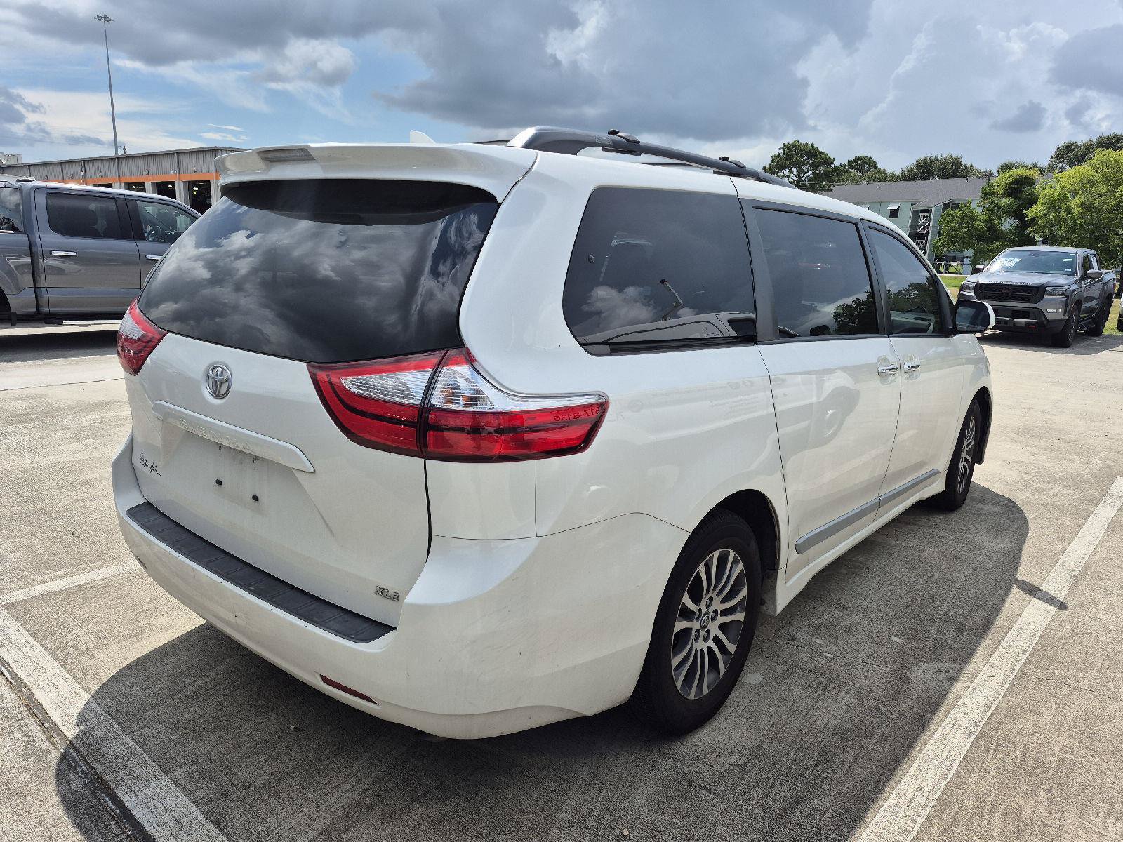 Used 2019 Toyota Sienna XLE FWD image 3
